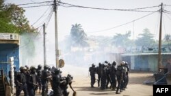 La police déployée lors d’une marche pour exiger la transparence de la campagne présidentielle, à Bamako, le 2 juin 2018.