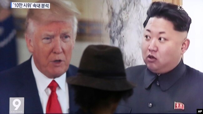 Một người đàn ông Hàn Quốc xem truyền hình chiếu hình ảnh Tổng thống Trump và lãnh tụ Bắc Hàn Kim Jong Un.