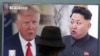 Màn ảnh TV tại một nhà ga ở thủ đô Seoul của Nam Hàn đang chiếu hình Tổng thống Mỹ Donald Trump và chủ tịch Bắc Hàn Kim Jong Un trong chương trình tin tức hôm 10/8/2017.