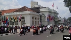 Warga kota Bandung antusias untuk melihat kondisi Gedung Merdeka dari dekat menjelang perayaan KAA ke-60, Senin, 20/4 (VOA/Teja Wulan).