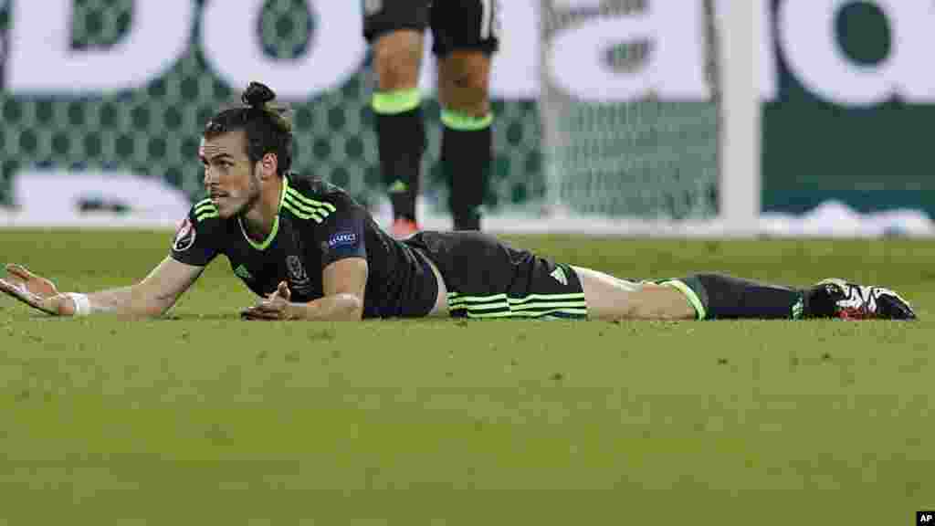 Gareth Bale Pays sur la pelouse pendant la demi-finale entre le Portugal et Pays de Galles, le 6 juillet 2016.