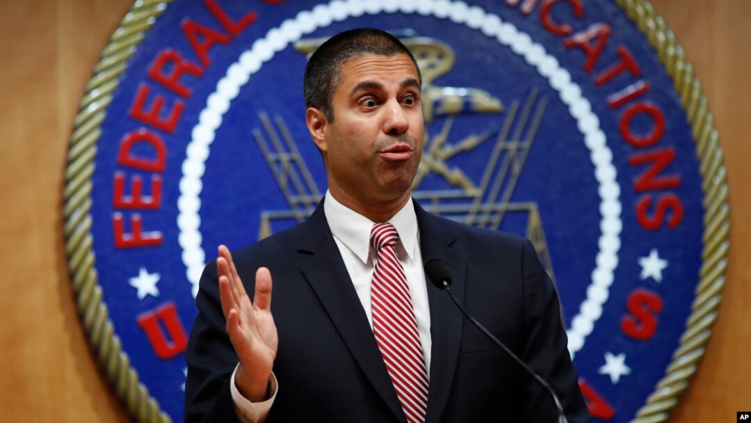 Kepala Federal Communications Commission (FCC) Ajit Pai menjawab pertanyaan media dalam konferensi pers di Washington DC, Kamis (14/12). 