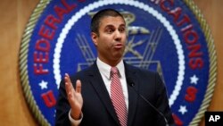 Kepala Federal Communications Commission (FCC) Ajit Pai menjawab pertanyaan media dalam konferensi pers di Washington DC, Kamis (14/12). 