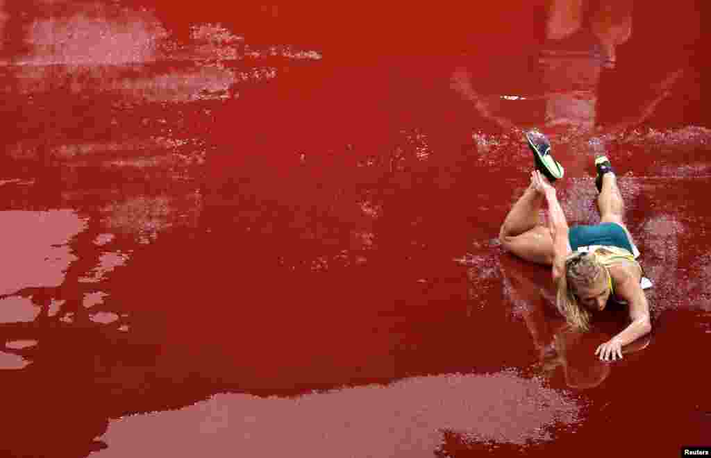 Genevieve Gregson of Australia reacts after falling during the women&#39;s 3,000-meter steeplechase final at the Olympic Stadium in Tokyo, Japan.