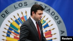 El enviado especial de EE. UU. Ricardo Zúñiga durante una rueda de prensa en San Salvador, el 7 de abril de 2021.