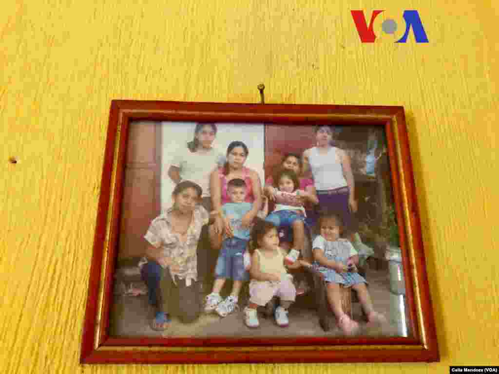 Esta es la familia de Yeni González. Su casa está en la Aldea el Quebracho en Santa Catarina Mita en Departamento de Jutiapa, a tres horas de la Ciudad de Guatemala y en dirección a la frontera con El Salvador. (Celia Mendoza-VOA)