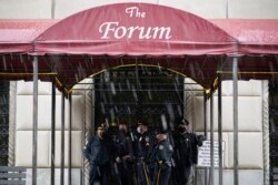 Para petugas penegak hukum berjaga di luar The Forum, di Harrisburg, Pennsylvania, Senin, 14 Desember 2020, untuk mengamankan 20 anggota Electoral College yang melakukan pemungutan suara dalam pilpres AS 2020. (Foto: AP)