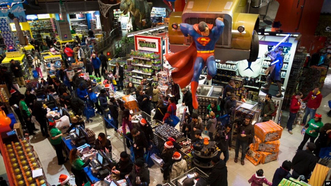 Para pembeli antre untuk membayar belanjaan di Toys R' Us, di Times Square, New York, 28 November 2013. 
