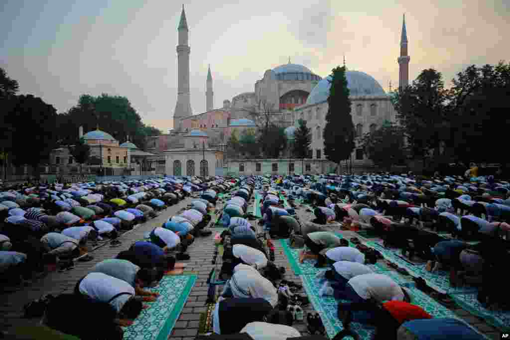 ادای نماز عید قربان در خارج از مسجد ایاصوفیه در محله تاریخی سلطان احمد در استانبول، ترکیه