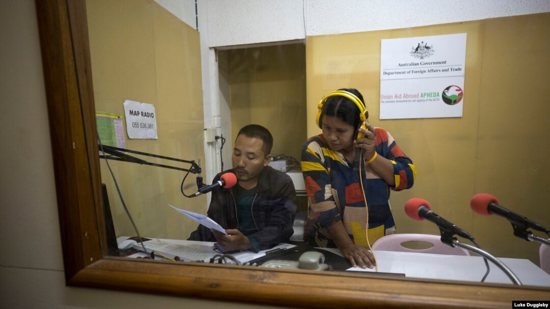 Sebuah stasiun radio komunitas kecil yang dijalankan oleh MAPS LSM menjalankan program mingguan yang berfokus pada masalah kesehatan pekerja migran Myanmar. (Foto: Luke Duggleby)