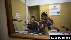 Sebuah stasiun radio komunitas kecil yang dijalankan oleh MAPS LSM menjalankan program mingguan yang berfokus pada masalah kesehatan pekerja migran Myanmar. (Foto: Luke Duggleby)