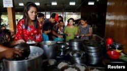 ကချင်လွတ်လပ်ရေးတပ်ဖွဲ့ (KIA) နဲ့ မြန်မာ့တပ်မတော်ကြားက တိုက်ပွဲတွေကြောင့် တနိုင်းမြို့ ခရစ်ယာန်ကျောင်းမှာ ခိုလှုံနေသူများ။ ( ဇွန် ၁၅၊ ၂၀၁၇)