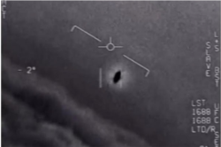 미 국방부가 27일 공개한 UFO 추정 비행 물체 동영상.