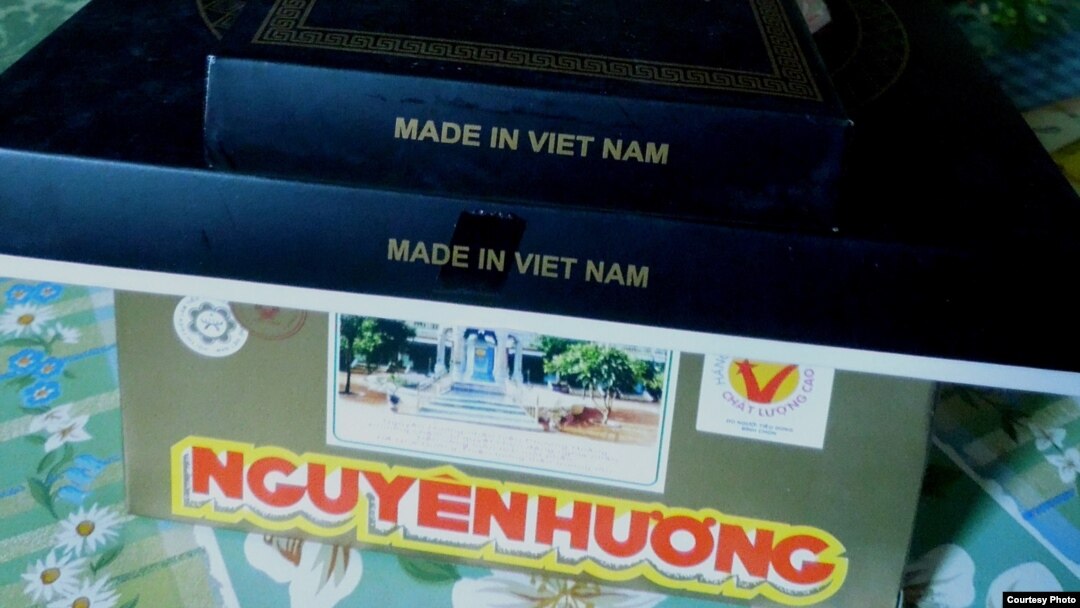 Bánh đậu xanh đặc sản Hải Dương và cà-vạt lụa (ảnh Bùi Văn Phú)