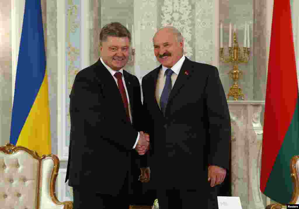 Belarus President Alexander Lukashenko, right, shakes hands with Ukrainian President Petro Poroshenko during their meeting in Minsk, Aug. 26, 2014.