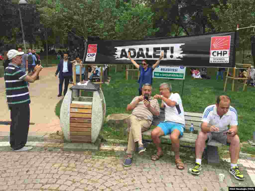 Kılıçdaroğlu’nun adalet arayışına destek vermek için CHP İstanbul İl Örgütü de Maçka Parkı’nda “adalet nöbeti” başlattı.