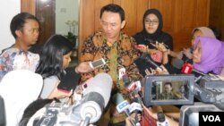 Gubernur DKI Jakarta Basuki Tjahaja Purnama alias Ahok memberikan penjelasan kepada media di Balaikota Jakarta (foto: VOA/Andylala).