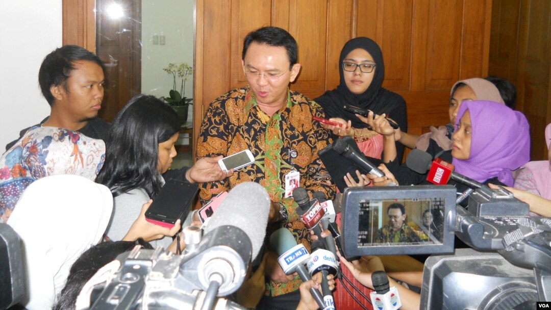 Gubernur DKI Jakarta Basuki Tjahaja Purnama alias Ahok memberikan penjelasan kepada media di Balaikota Jakarta (foto: VOA/Andylala).