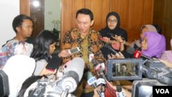 Gubernur DKI Jakarta Basuki Tjahaja Purnama alias Ahok memberikan penjelasan kepada media di Balaikota Jakarta (foto: VOA/Andylala).