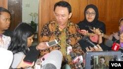 Gubernur DKI Jakarta Basuki Tjahaja Purnama alias Ahok memberikan penjelasan kepada media di Balaikota Jakarta (foto: VOA/Andylala).