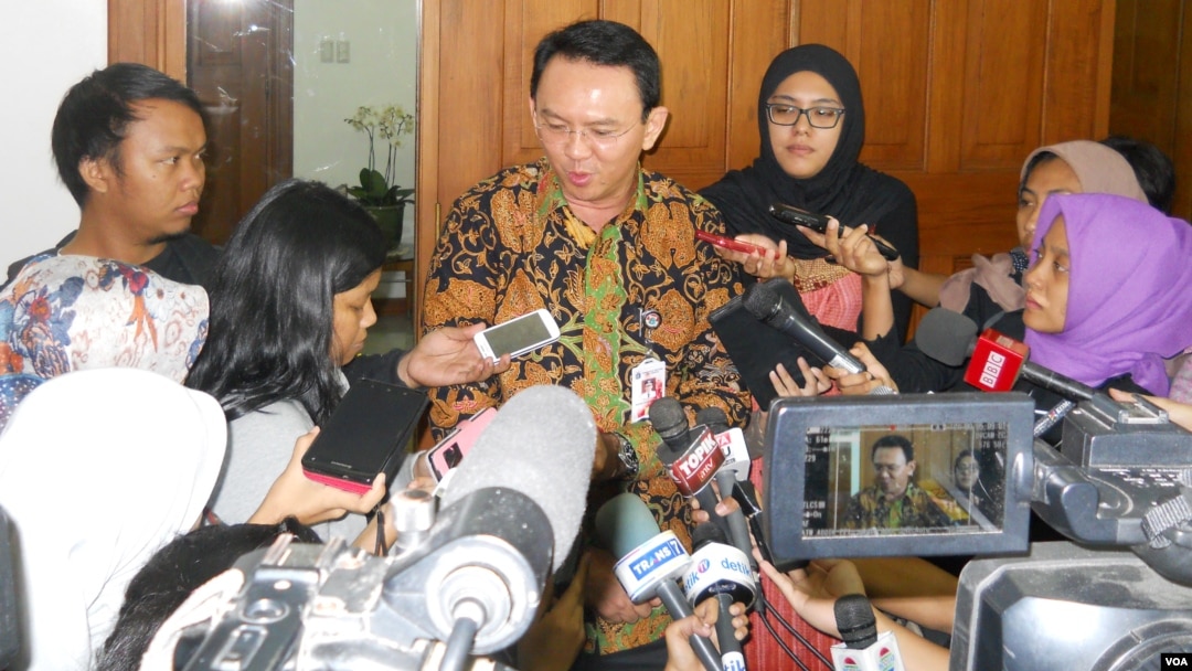 Gubernur DKI Jakarta Basuki Tjahaja Purnama alias Ahok memberikan penjelasan kepada media di Balaikota Jakarta (foto: VOA/Andylala).