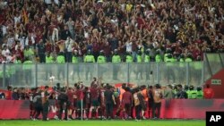 Jugadores de Venezuela celebran con la fanatizada presente en el Estadio Nacional de Lima tras empatar a 1 gol por bando con Perú, este martes 21 de noviembre de 2023.