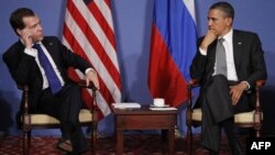 Rossiya rahbari Dmitriy Medvedev, AQSh prezidenti Barak Obama til topisha olgan