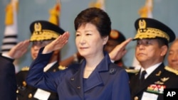 박근혜 한국 대통령이 1일 계룡대 대강당에서 열린 건군 제67주년 기념식에 참석해 거수경례하고 있다. 