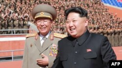 Người đàn ông bên trái được truyền thông Bắc Triều Tiên xác định là Tướng Ri Yong Gil.