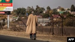 Un homme dans une rue de Maseru au Lesotho le 31 mai 2017.