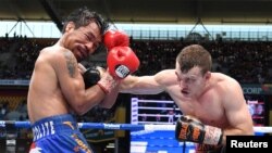 Combat entre Jeff Horn (à droite) et Manny Pacquiao, le 2 juillet 2017, Brisbane, Australie. (AAP/Dave Hunt/via REUTERS)