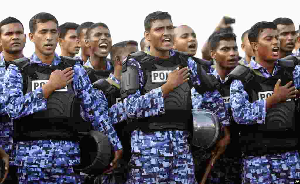 Maldives police officers assume taking an oath before joining a protest against the military in Male, Maldives, February 7, 2012. (AP)