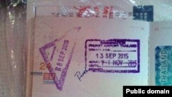 Nữ du khách TQ cho biết rằng hộ chiếu của bà đã bị ghi một từ chửi tục sau khi bị nhân viên hải quan giữ khoảng vài phút.