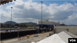 资料图：一艘货轮通过巴拿马运河。(2024年2月20)