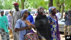 Foto tertanggal 2/6/2014 ini memperlihatkan perempuan yang berhasil lolos dalam penculikan oleh Boko Haram bulan April lalu. Boko Haram diduga kembali melakukan penculikan, kali ini terhadap sekitar 100 laki-laki di desa terpencil di Nigeria. 