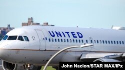 Un avión de United Airlines se alínea en el aeropuerto La Guardia, en Nueva York. 26 de agosto de 2020.