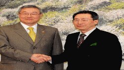 우다웨이 한반도 사무 특별대표를 환영하는 김성환 한국 외교통상부 장관 (좌)