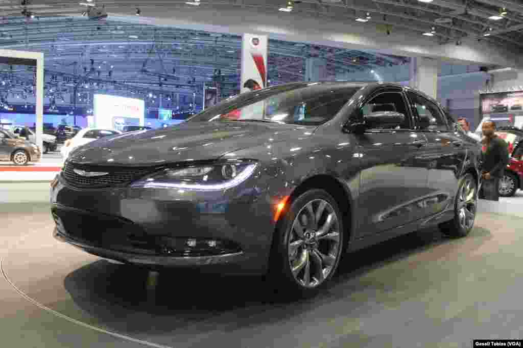 Chrysler también presentó sus modelos más lujosos que impresionan la mirada de los visitantes a la feria de autos en Washington.