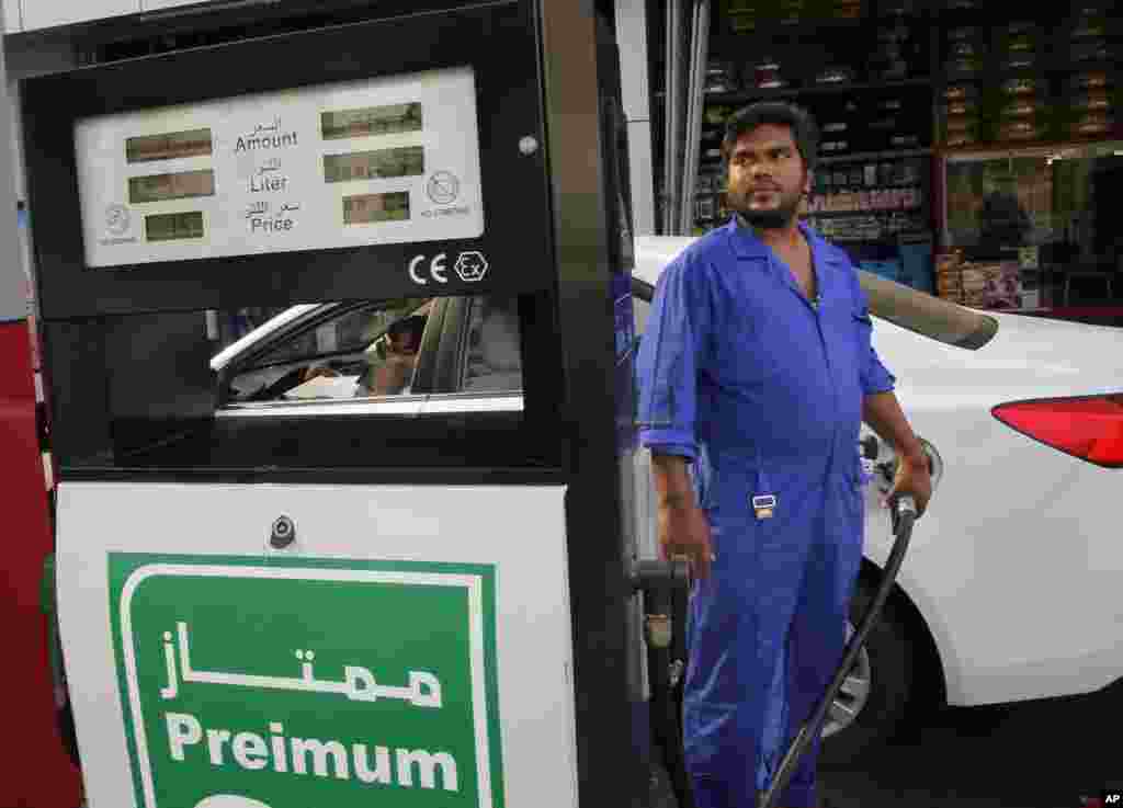 یک کارگر پمپ بنزین در شهر جده عربستان. حمله به تاسیسات نفتی عربستان و کاهش تولید این کشور نگرانی در خاورمیانه و حتی آمریکا برای افزایش قیمت نفت و گاز را موجب شده است.&nbsp;
