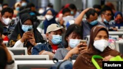 Penumpang menunggu di stasiun kereta untuk pulang ke kampung halaman menjelang perayaan Idul Fitri, di tengah pandemi COVID-19, di Jakarta, 5 Mei 2021. (REUTERS/Ajeng Dinar Ulfiana) 