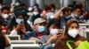 Penumpang duduk di stasiun kereta sambil menunggu kereta untuk mudik menjelang perayaan Idul Fitri di tengah pandemi COVID-19 di Jakarta, 5 Mei 2021. (Ilustrasi)