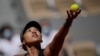 Petenis Jepang Naomi Osaka mengoper bola ke Patricia Maria Tig dari Rumania selama kemenangan putaran pertama Osaka di turnamen tenis terbuka Prancis di stadion Roland Garros pada 30 Mei 2021, di Paris. (Foto: AP)