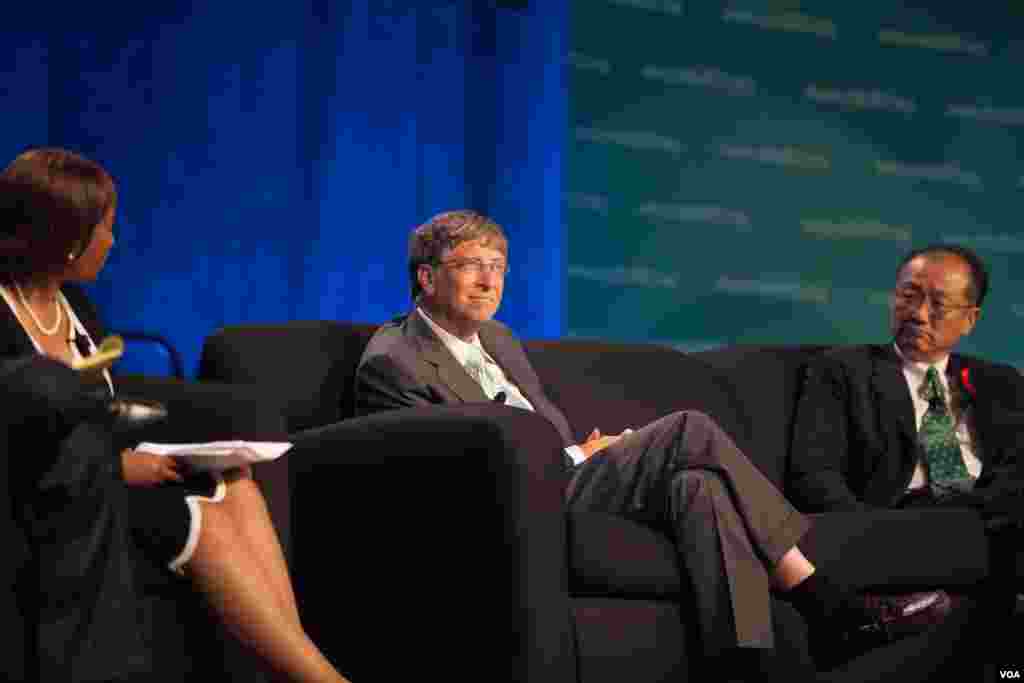 Chủ tịch Microsoft, Bill Gates, v&agrave; Chủ tịch Ng&acirc;n h&agrave;ng Thế giới, Jim Yong Kim, tham gia hội nghị, 23/7/2012. (Alison Klein/VOA)