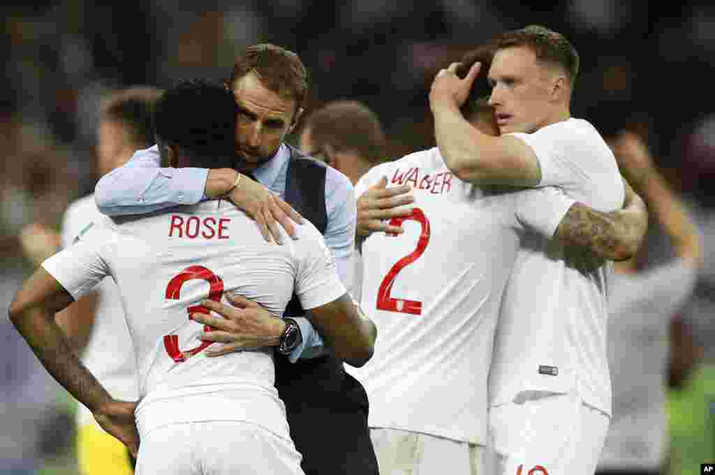 Pelatih timnas Inggris Gareth Southgate (kedua dari kiri), menghibur Danny Rose (kiri), setelah kalah dari Kroasia dalam laga semifinal Piala Dunia 2018 di Stadion Luzhniki, Moskow, Rusia, 11 Juli 2018.