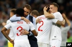 El entrenador de Inglaterra Gareth Southgate, segundo a la izquierda, consuela al inglés Danny Rose, izquierda, después de perder el partido de semifinal entre Croacia e Inglaterra en la Copa Mundial de fútbol 2018 en el Estadio Luzhniki en Moscú, Rusia, miércoles 11 de julio de 2018.