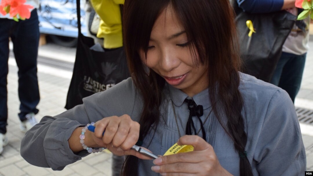 添美藝墟發言人洪小姐表示,希望將勵志的歌詞融入吊咀等手作飾物,讓港人在日常生活延續雨傘運動精神 (美國之音湯惠芸拍攝)