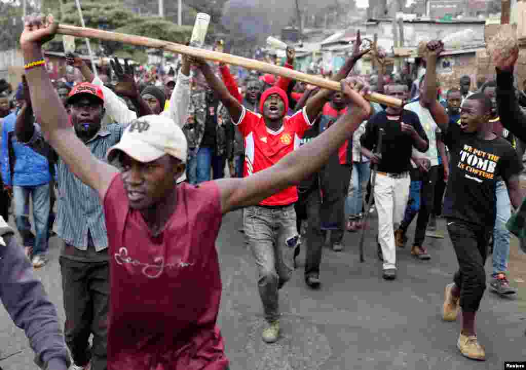 Des partisans du candidat de l’opposition Raila odinga marchent à Kibera, Nairobi, Kenya, 12 août 2017.