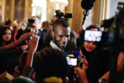Lassana Bathily, yang menyelamatkan sandera selama serangan terhadap supermarket halal Hyper Cacher, tiba di gedung pengadilan Paris, Perancis, 2 September 2020.
