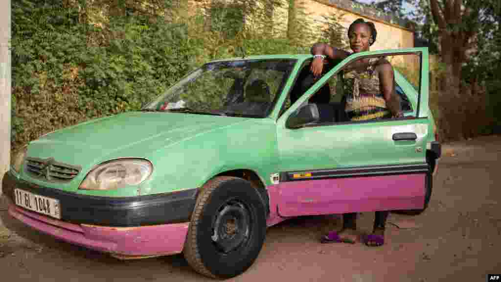 Bibata Gansgne, conductrice de taxi dans la capitale burkinabè Ouagadougou, le 1er mai 2018.