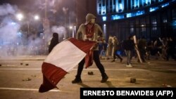 Partisans du président déchu péruvien Martin Vizcarra, lors d'affrontements à la suite d'une manifestation contre le gouvernement du président par intérim Manuel Merino, à Lima, le 14 novembre 2020. (AFP)